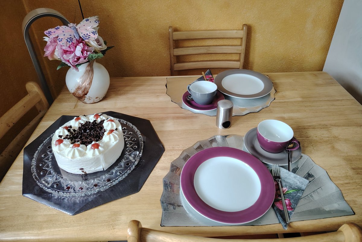 Das Café Kiefer hat ab 14.00 Uhr geöffnet.
Heute: Schwarzwälder Kirschtorte von der Eigenmarke Netto - Sweet Delight ☕🍒