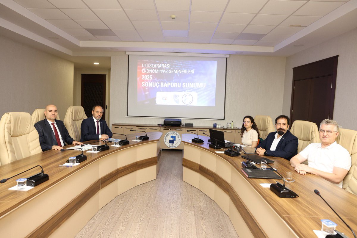 Rektörümüz Prof. Dr. Mahmud Güngör, Rektör Yardımcımız Prof. Dr. Ersan Öz ile birlikte Ekonomik ve Ekonometrik Uygulama ve Araştırma Merkezi (EKOMER) Müdürü Doç. Dr. Sinem Güler Kangallı Uyar ve yönetim ekibiyle bir araya geldi. Toplantıda, EKOMER tarafından yürütülen Ekonomik