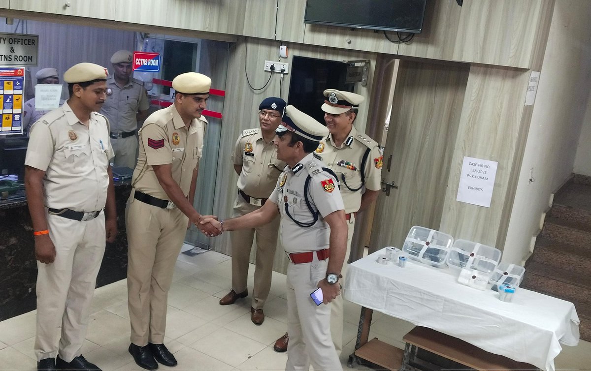 #दिल_की_पुलिस_दिल्ली_पुलिस 
Jt.CP #विजय_सिंह (NR) नें HC #मोहित से हाथ मिलाकर कहा #शाबाश.
#गजब
मामला #केशव_पुरम थाने का है।

 #दिल्ली_पुलिस में ऐसे ही अधिकारी चाहिए।

<a href="/PMOIndia/">PMO India</a> 
<a href="/PIBHomeAffairs/">PIB - Ministry of Home Affairs</a> 
<a href="/CPDelhi/">CP Delhi #DilKiPolice</a> 
<a href="/Ravindra_IPS/">Special CP Law & Order Delhi Police</a> 
<a href="/DCP_NorthWest/">DCP North-West Delhi</a>