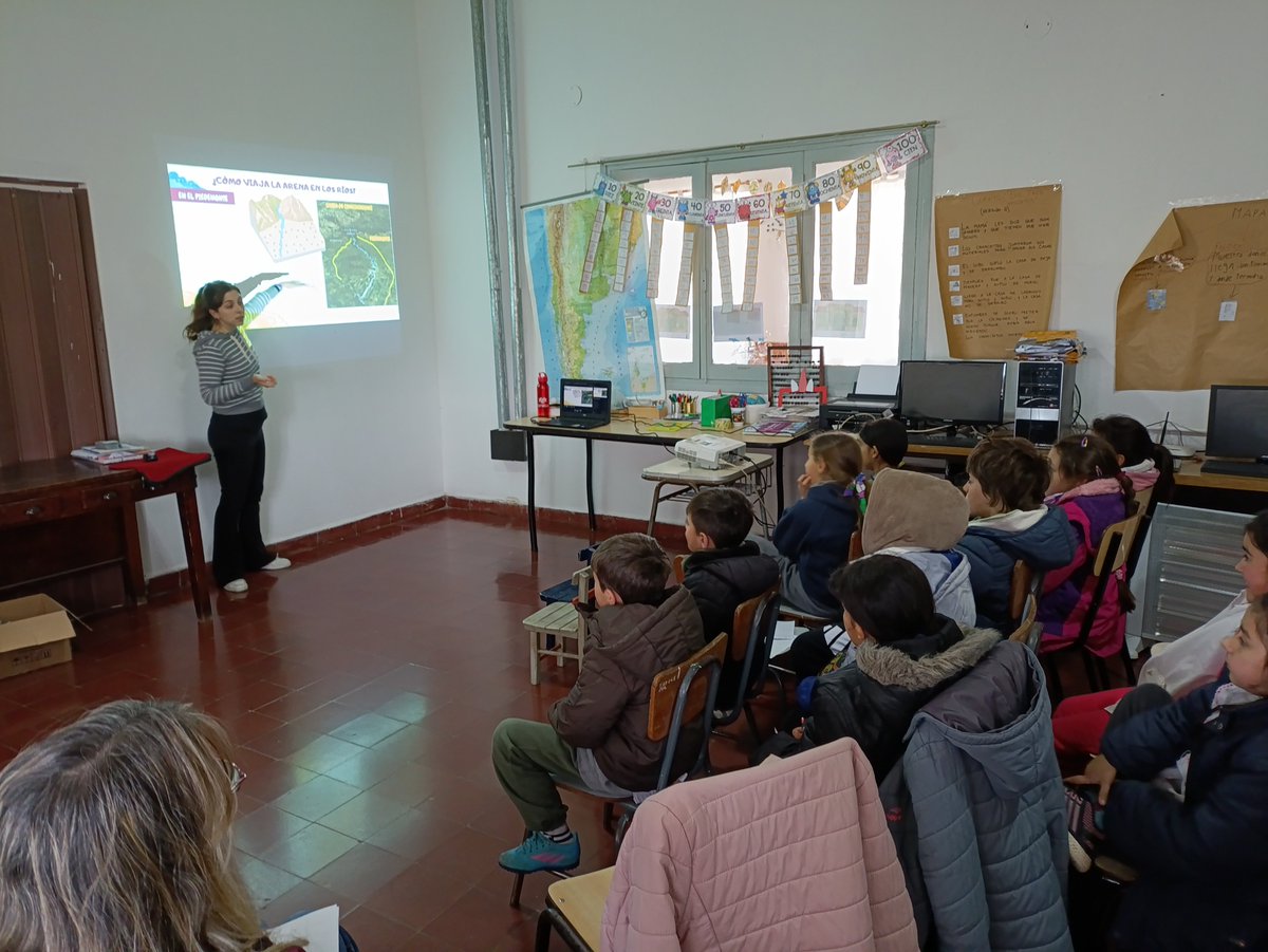 En una charla-taller, alumnas y alumnos de Río Seco y La Invernada conocieron más sobre el funcionamiento de los ríos, los sedimentos y el impacto de la extracción de áridos.
exa.unrc.edu.ar/estudiantes-de…