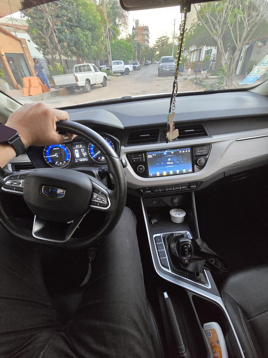 Buen día humanos 👽

Hoy tocó salir tarde por akarasy 2.0