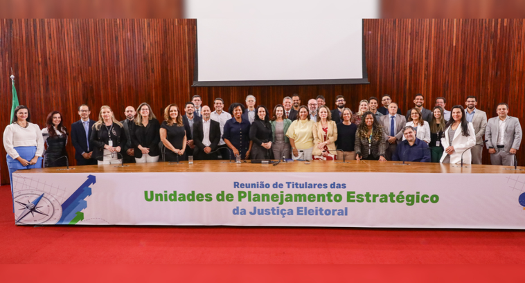 ⚖️Justiça Eleitoral do Tocantins participa de reunião de planejamento estratégico no TSE. Em Brasília, titulares de unidades de planejamento de todo o país debateram diretrizes para os próximos seis anos.

➡️: u.tre-to.jus.br/Qna3H