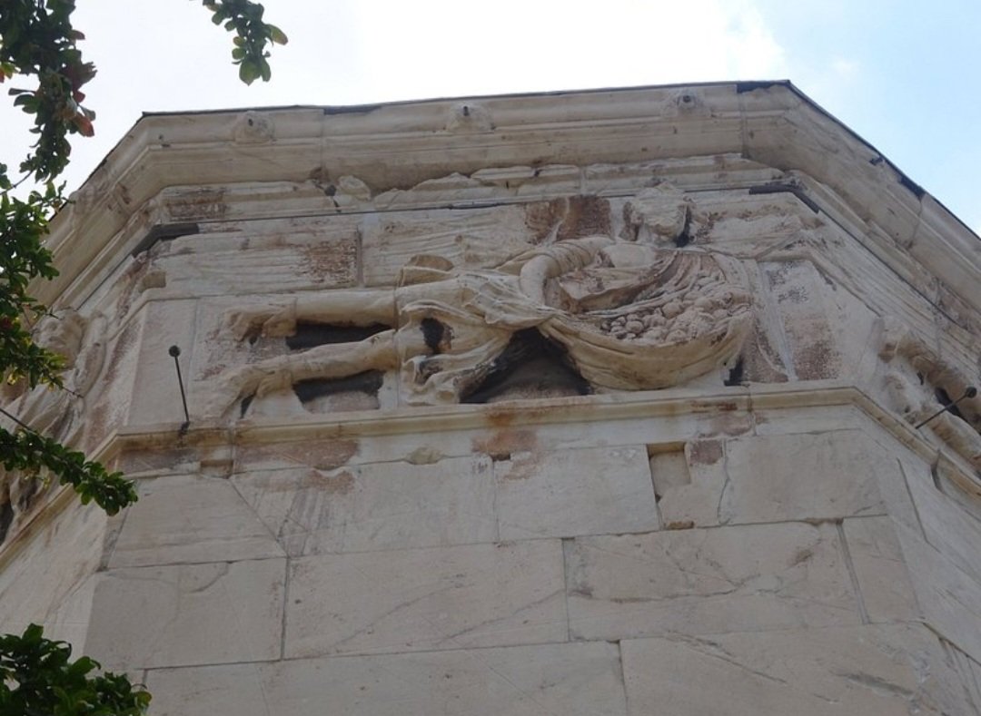 Το ξέρατε ότι ο αρχαιότερος μετεωρολογικός σταθμός βρίσκεται στην Αθήνα; Το Ωρολόγιον του Ανδρόνικου Κυρρήστου, γνωστό και ως Πύργος των Ανέμων, είναι ένα από τα πιο εντυπωσιακά αρχαία επιστημονικά μνημεία της Αθήνας.🧵 👇