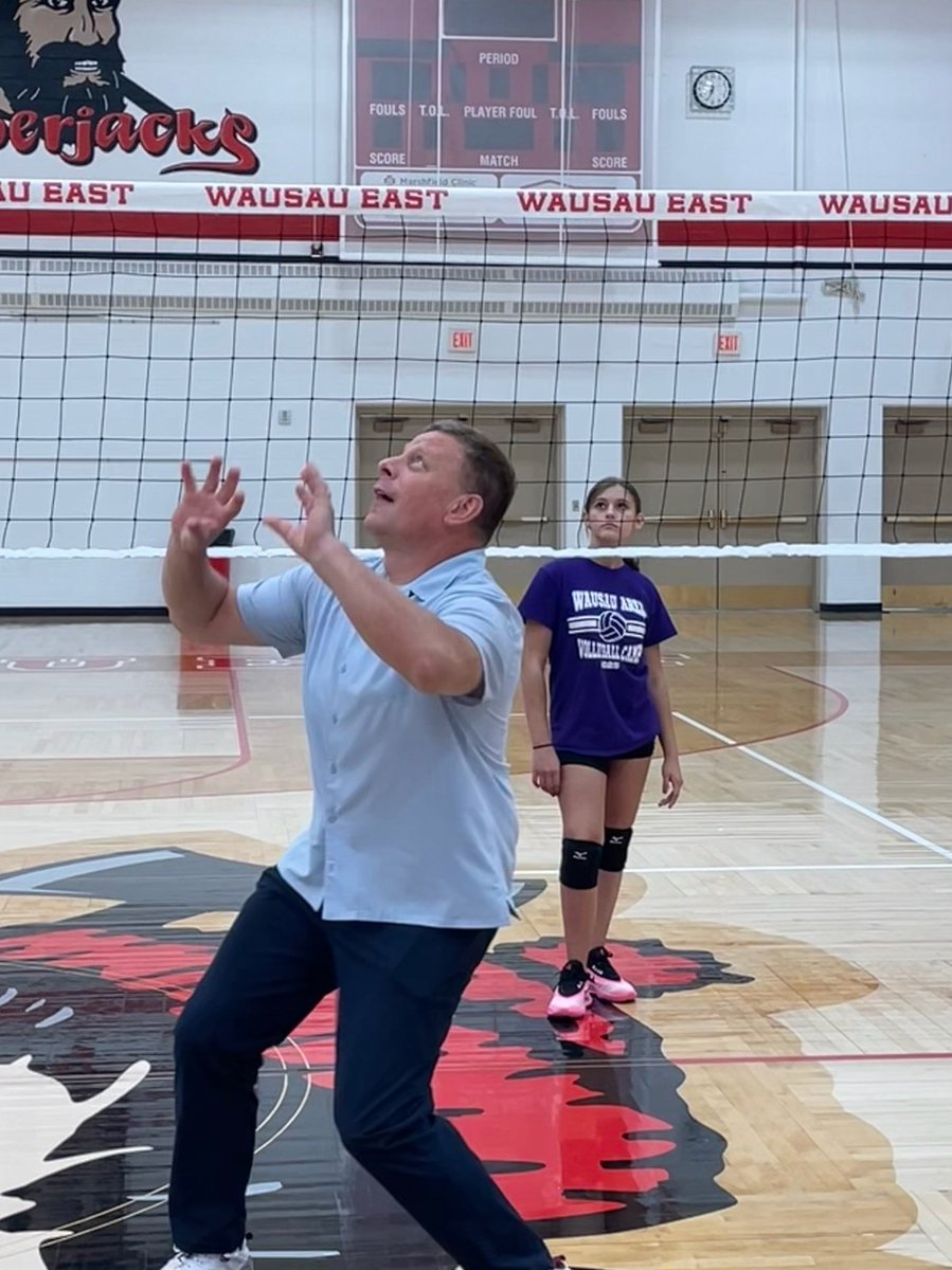 The East High Girls Volleyball team had two walk-ons try out for the team! Unfortunately, they didn't make the cut.  Better luck next time, School Resource Officer Stetzer and Superintendent Bushman! 👍🏻🏐 #WausauSchools