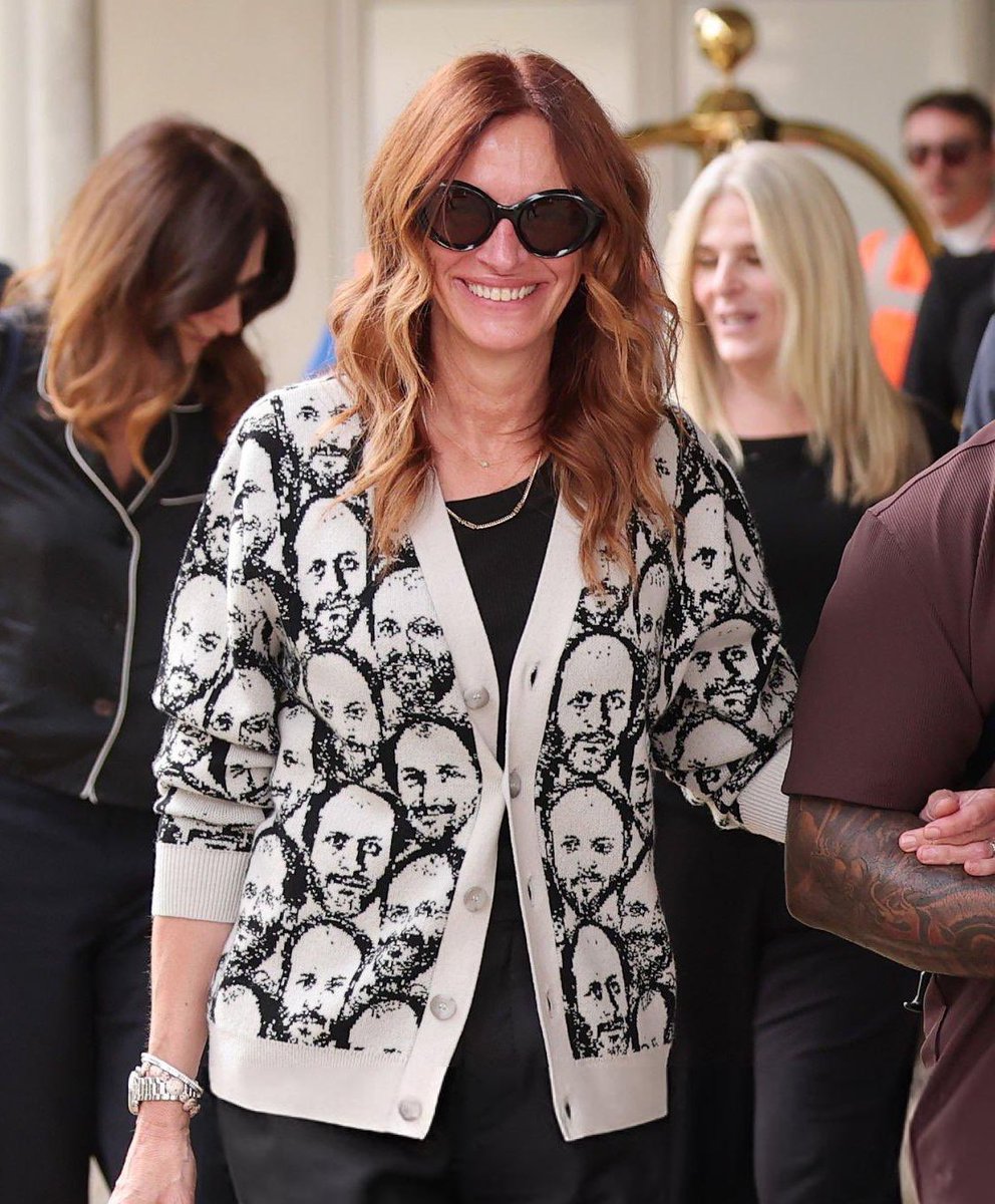 julia roberts at the 2025 venice film festival wearing a luca guadagnino cardigan. #Venezia82