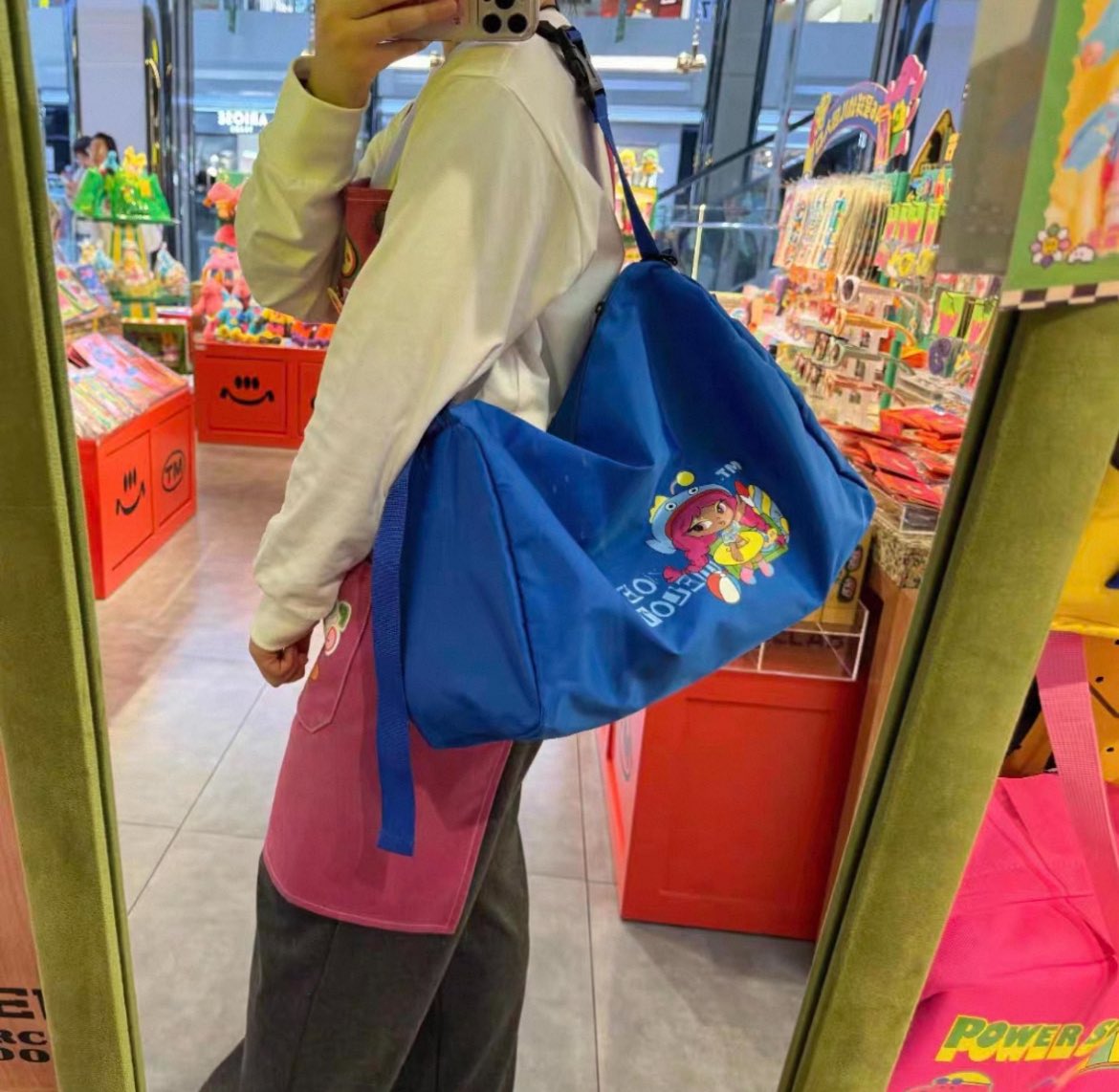 fairy___0815's tweet photo. ジョンシンの鞄で表面が写ってるやつはじめて見た、、！
これ見ると鞄もMYTIMELABで揃えたっぽい
ポップで可愛いねт  ̫ т
#ジョンシン #허중싱 #贺仲星 https://t.co/x5hFGu24yh