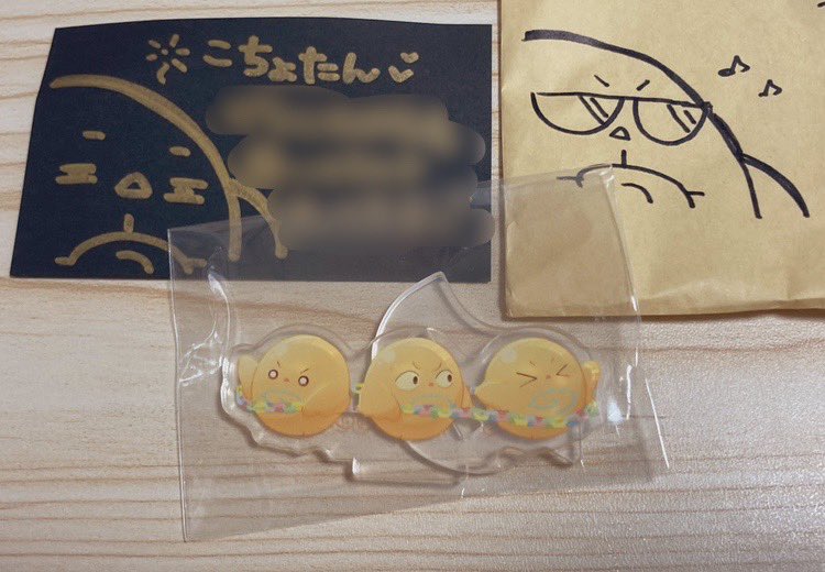 まうたん（@ maaaaauuuuu_ ）から
とっても可愛いバードちゃんのアクスタ頂いちゃった！！！
メッセージカードにも封筒にもいるの可愛すぎる😭