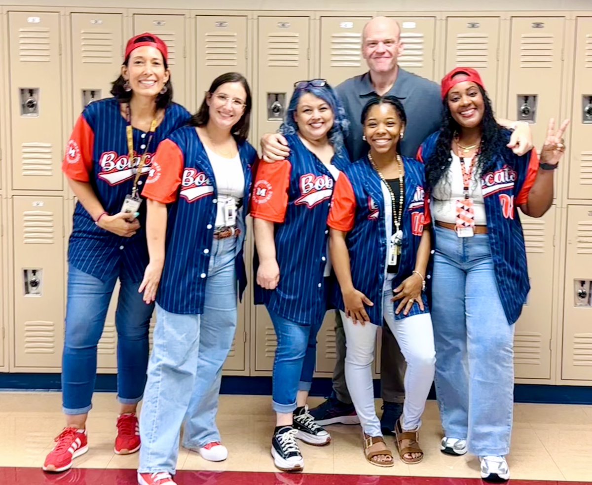 BerryMiller_JH's tweet image. Our 7th grade #ELAR team are true #MVPs! They’ve spent the first weeks of school doing book tastings &amp;amp; book walks to get students interested in reading &amp;amp; finding books that interest them. Trips to the #Library have also started. Great play, team!❤️💙🐾📚 #InALeagueOfOurOwn