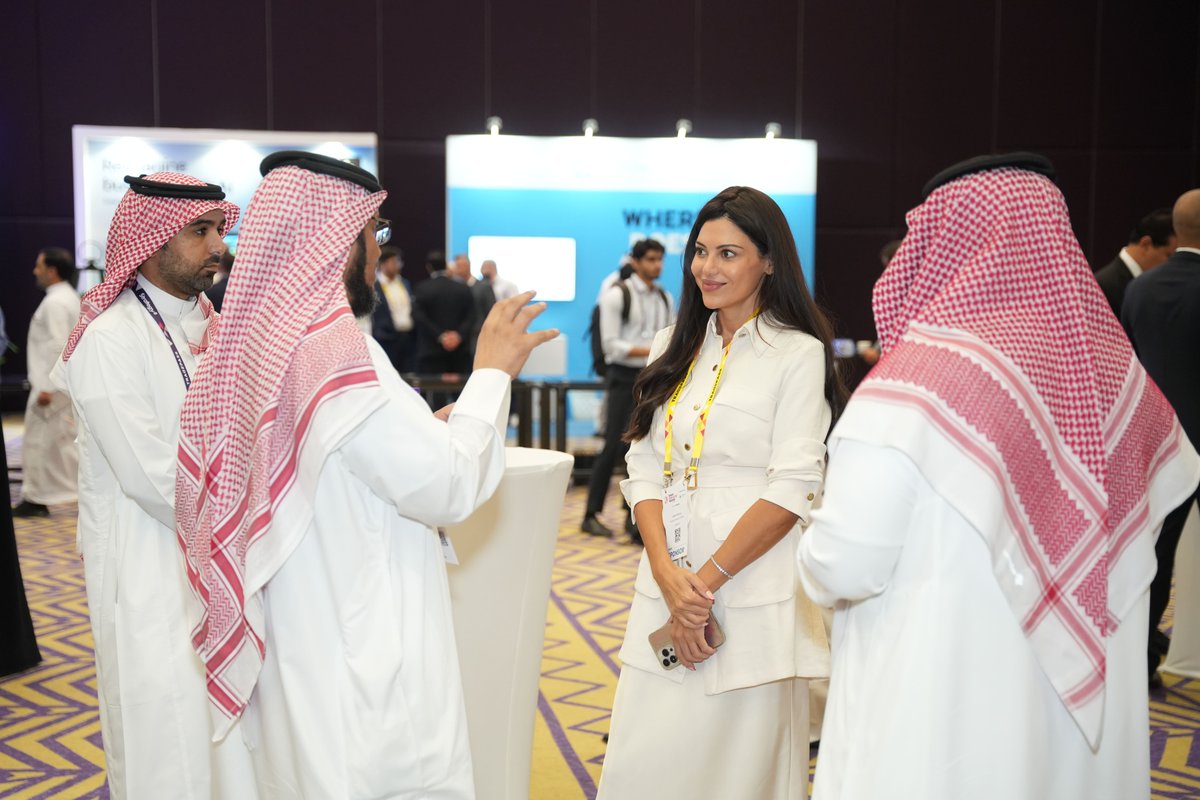 Tradepassglobal's tweet image. With just few minutes into the networking break, the exhibition hall at Smart Data &amp;amp; AI Summit got swamped with a flurry of curious delegates. Connecting, sharing insights, having focused interactions and discovering innovative solutions became a common sight!

#SDAIS