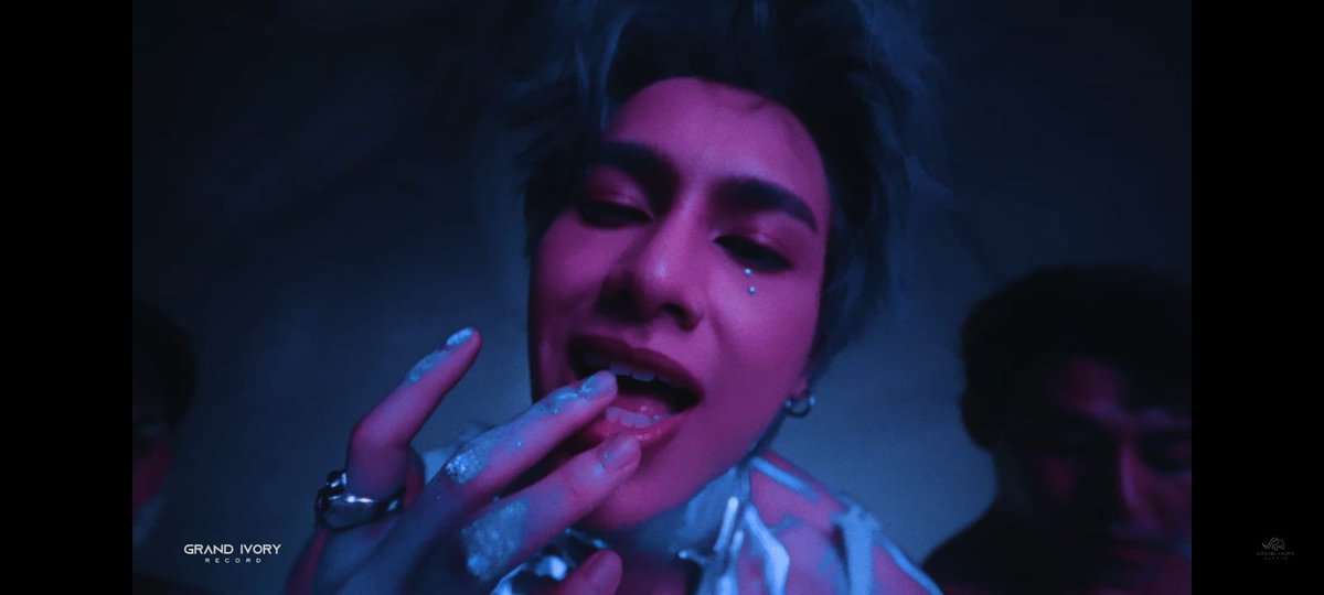 Elizacf1's tweet photo. These scenes remind me of Your Idol from Demon Hunter K-pop. Uuff, Smart, take off the shirt, please!🫦
WE BLEED COLD, WE BORN TOGETHER
#BleedColdProject
#BleedCold2708_CSNP
#BleedCold_CSNP
#WeAreSyra
#CSNP
#smartchisanupong
#Auralis https://t.co/AzSqHDWkRT