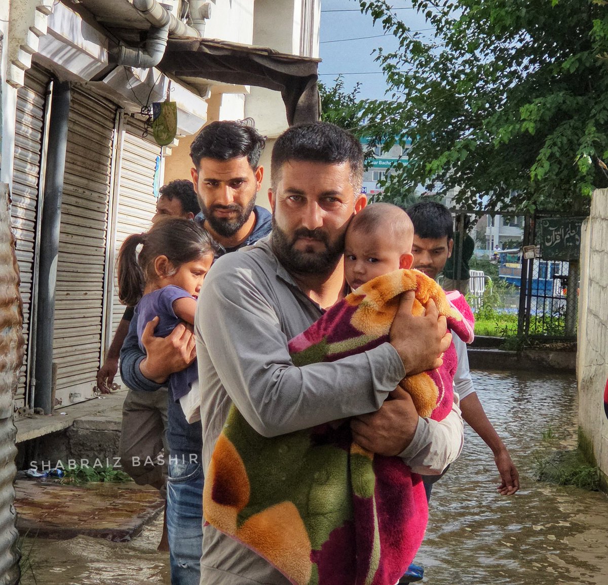 #InPics | J&amp;K Police Evacuate Residents from Peerzoo Near CID Headquarters in #Srinagar Amid Rising Jhelum Water Levels After Heavy Rainfall

Pics by: Shabraiz Bashir

<a href="/SrinagarPolice/">Srinagar Police</a> <a href="/KashmirPolice/">Kashmir Zone Police</a> <a href="/DivComKash/">Divisional Commissioner Kashmir</a> <a href="/OfficeOfLGJandK/">Office of LG J&K</a>