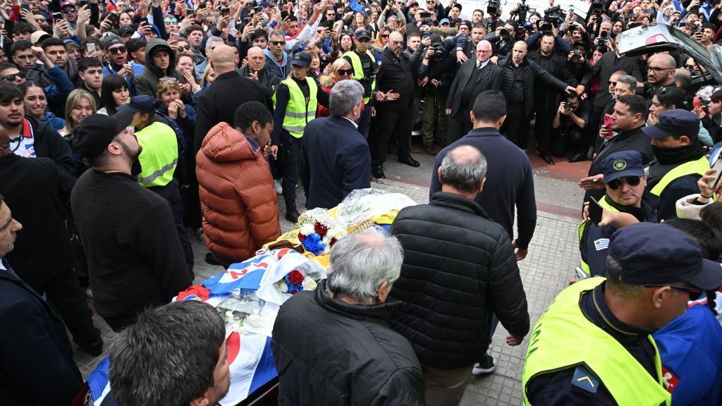 Prohibido olvidar que mientras se llevaba a cabo el velorio de Juan Manuel Izquierdo, Alejandro Domínguez, presidente de la CONMEBOL, prefirió estar en el sorteo de la Champions League en lugar de asistir al último adiós al defensor uruguayo.

SIN PALABRAS.