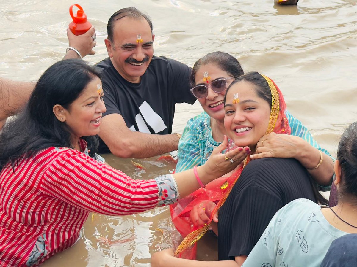 dkbipsraj's tweet image. गंगा की लहरों में, आस्था की डुबकी,
परिवार के संग, मिली मन को तृप्ति।
हरिद्वार की धरती, और सुबह का किनारा,
माँ गंगा ने दिया, हम सबको सहारा।
​परिवार के साथ इस पवित्र गंगा स्नान का अनुभव अविस्मरणीय है।
हर हर गंगे!🙏🙏