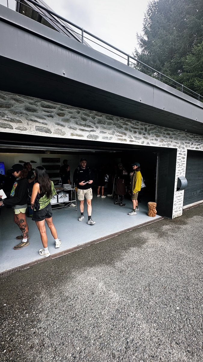 so_first's tweet image. SATISFYのポップアップは街外れの一軒家貸切
で、本当にこんなとこでやってんのかというとこでやってた