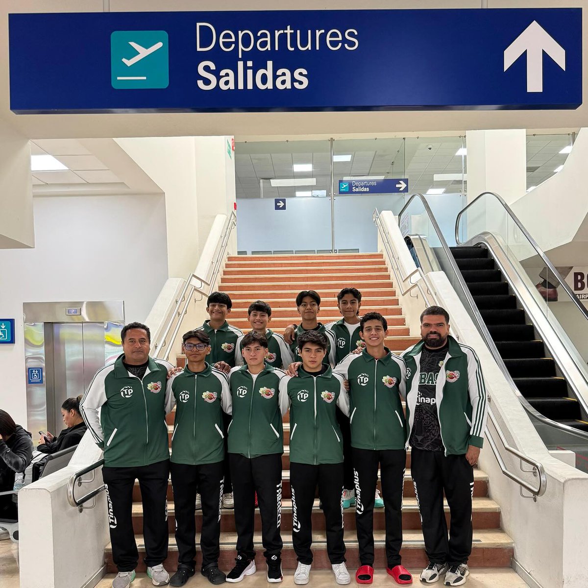 DiarioDeTabasco's tweet image. #OrgulloChoco | #Deportes | ¡La Selección Tabasco 2010 está lista y en ruta hacia el Nacional U15 en Tepic, Nayarit! 🚌⚽
Con su talento, disciplina y pasión, sabemos que darán todo en la cancha. 💪🔥 ¡Todo #Tabasco está con ustedes, campeones! 💚 ¡Échenle ganas y a brillar! 🌟…