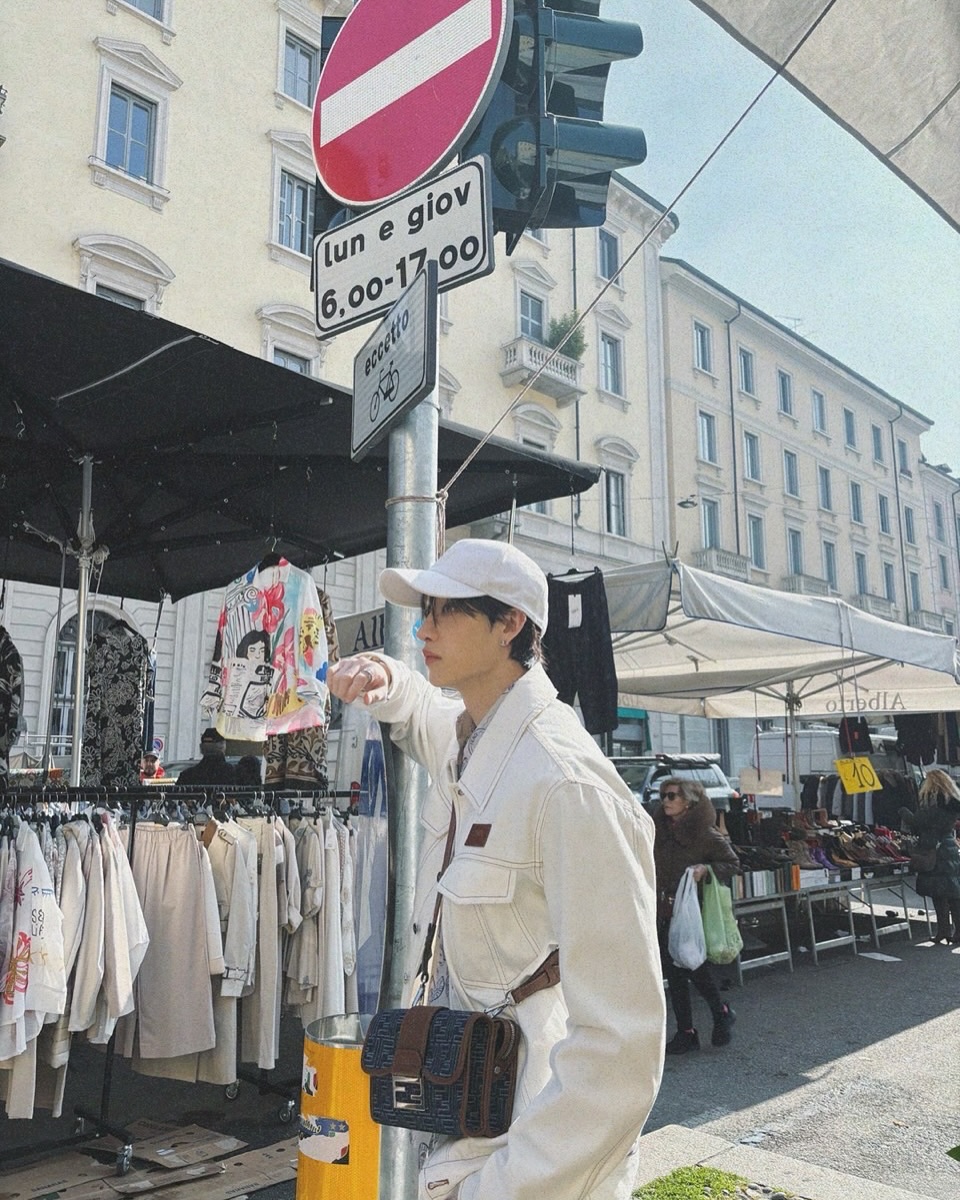 chriutopher's tweet image. morning strolls through street markets, stopping to check out racks of clothes under the ⛔ sign. then, tucked into a little corner café, warm lights spilling onto the street, laughing over nothing and the city buzzing just a step away.
#ChrisGallery