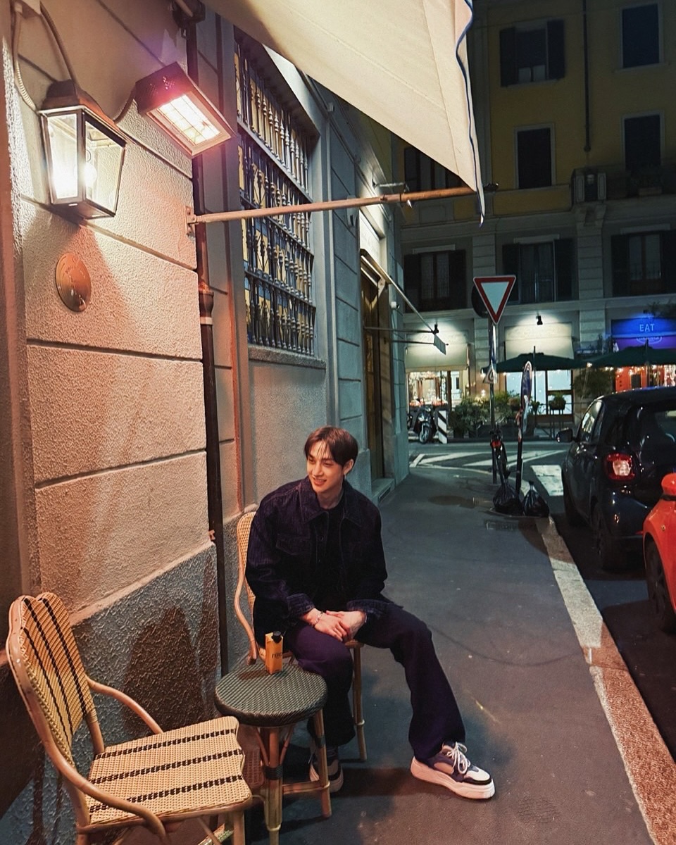 chriutopher's tweet image. morning strolls through street markets, stopping to check out racks of clothes under the ⛔ sign. then, tucked into a little corner café, warm lights spilling onto the street, laughing over nothing and the city buzzing just a step away.
#ChrisGallery