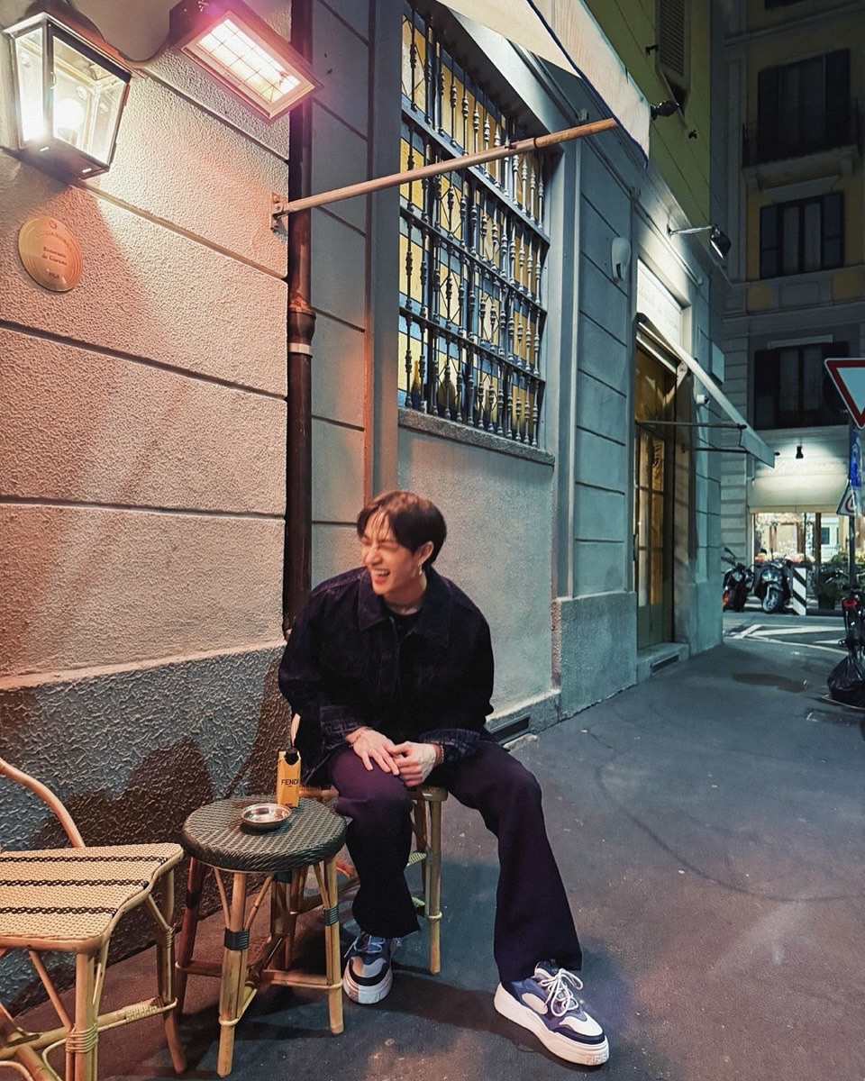 chriutopher's tweet image. morning strolls through street markets, stopping to check out racks of clothes under the ⛔ sign. then, tucked into a little corner café, warm lights spilling onto the street, laughing over nothing and the city buzzing just a step away.
#ChrisGallery