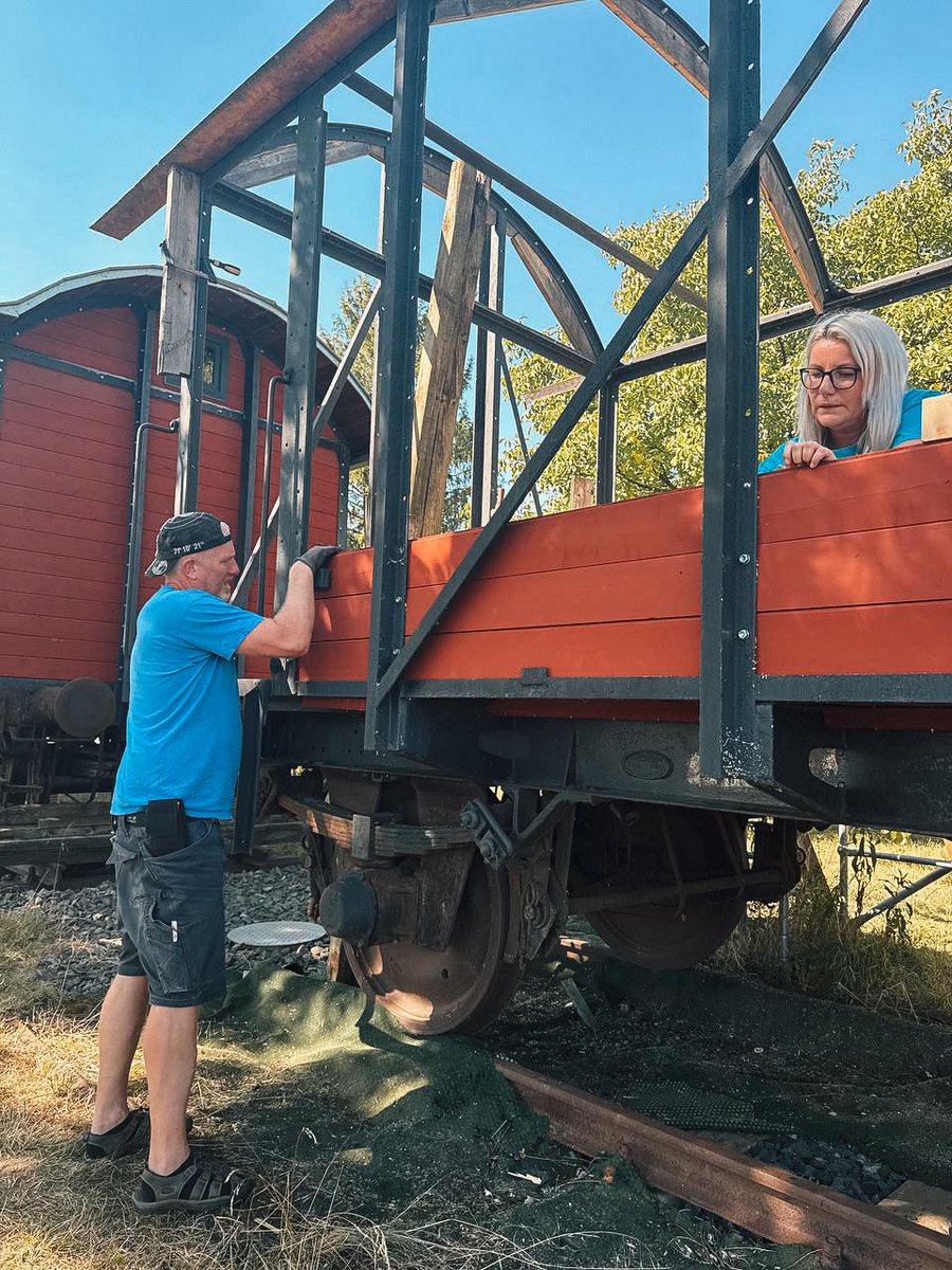 Ausbau unseres Wahlkreisbüros – es geht voran!

In den vergangenen Wochen hat sich in unserem #Waggon richtig viel getan. Nachdem die Bodenbretter sorgfältig zugeschnitten wurden, hat unser lieber René sie fachmännisch verlegt und in frischem Anstrich erstrahlen lassen. Auch die