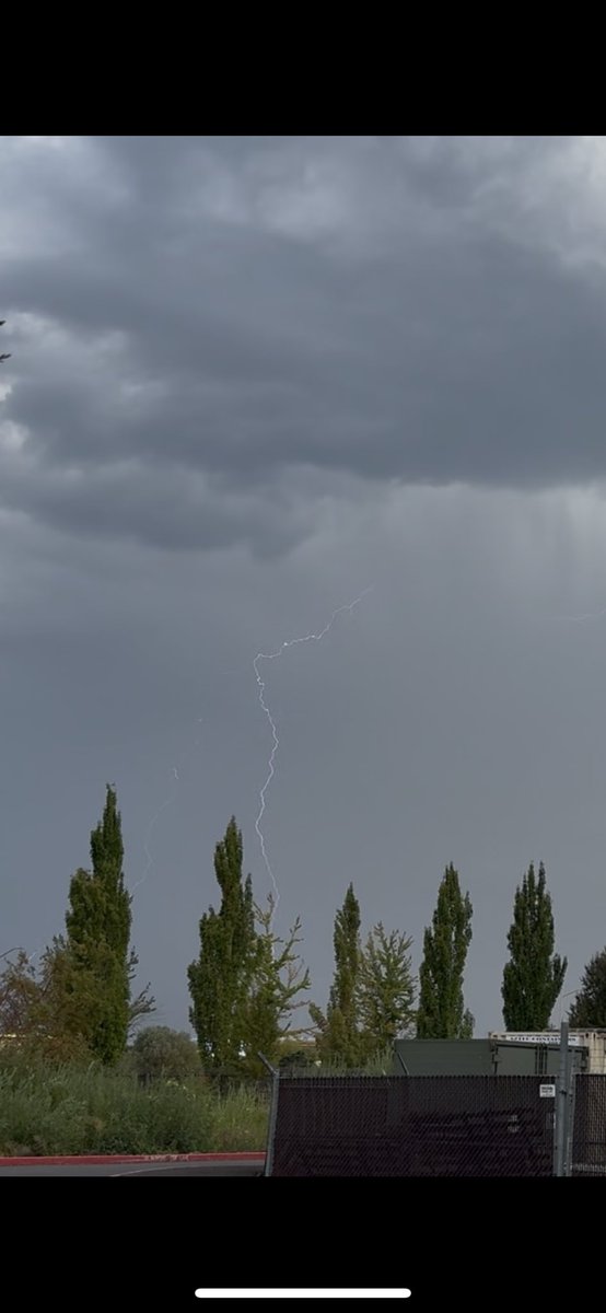 scherry72's tweet photo. @KelleyBayernWX Caught a still of the lightning NW of Salem. https://t.co/iFJh5hWBcR