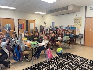 #SpeasG4 students in Ms. Flores' class are excited and thankful for their new books donated by <a href="/BookmarksNC/">Bookmarks</a>. 
Los estudiantes de la clase de Ms. Flores están emocionados y agradecidos por sus libros nuevos donados por <a href="/BookmarksNC/">Bookmarks</a> . 
#PYP