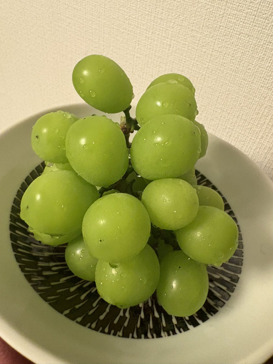 晩御飯食べ損ねたけど特売のシャインマスカットを食べるぜ。ニコニコする。