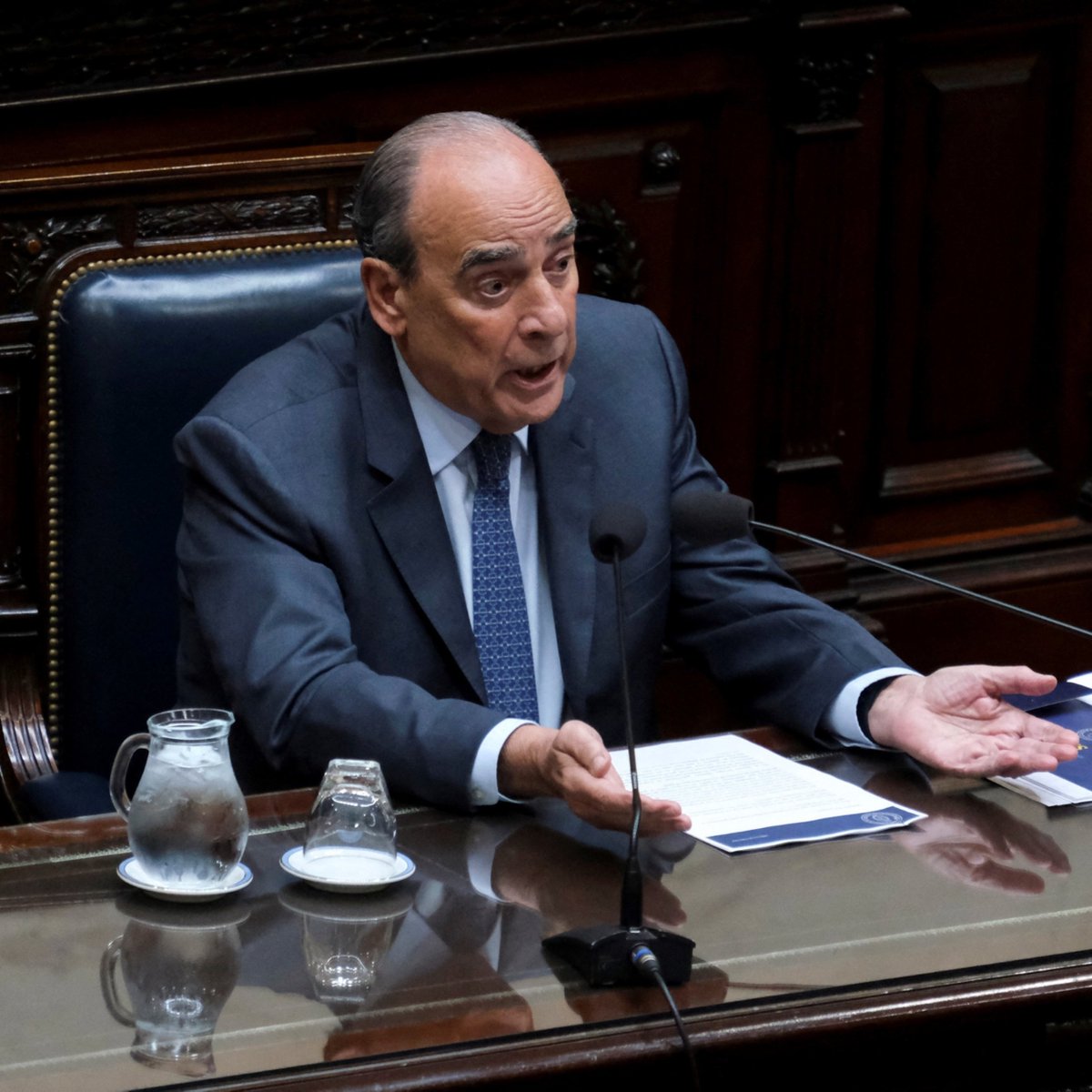 clarincom's tweet photo. FRANCOS DIJO QUE LA CAUSA POR LAS PRESUNTAS COIMAS EN DISCAPACIDAD ES "UNA OPERACIÓN POLÍTICA"

"Mientras que el Congreso Nacional sancionaba una Ley de Emergencia en Discapacidad que implica el despliegue de recursos económicos que el Estado hoy no dispone, se orquestó una operación política divulgando unos supuestos audios del ex Titular de la Agencia Nacional de Discapacidad", lanzó Francos.

Agregó: "Que quede claro: tanto la aprobación de leyes que demandan recursos que quiebran el equilibrio fiscal, como la difamación de funcionarios con acusaciones no fundamentadas, forman parte de un mismo patrón: el accionar de un pequeño grupo de personas que, en esta nueva Argentina, ya no tienen lugar".

(+) en Clarín: https://t.co/lze3L5YV7t