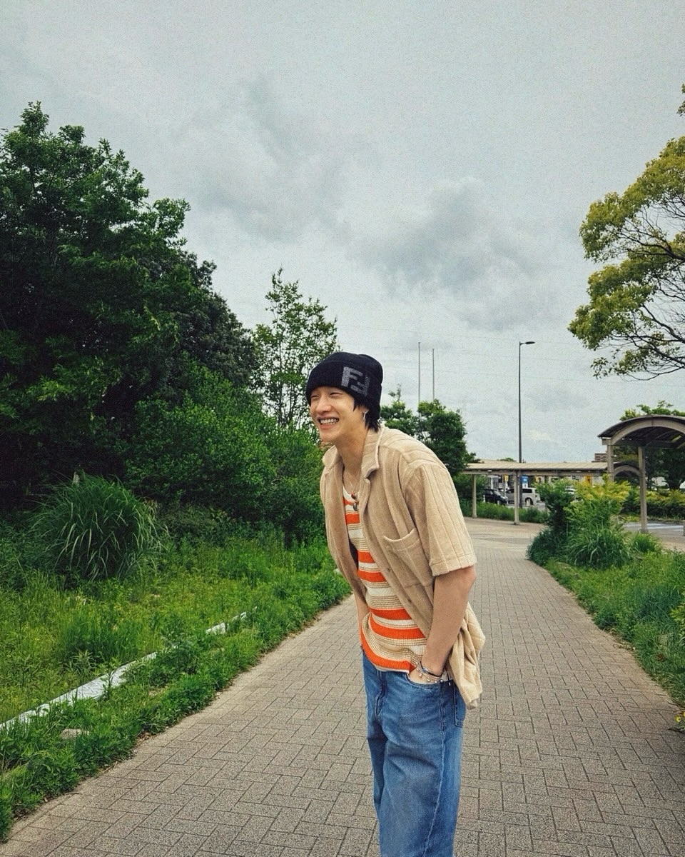 chriutopher's tweet image. random pauses in the middle of the street, city moving but i’m just taking it slow. sometimes the best kind of me-time is just wandering with no destination. 🌿🚶‍♂️

#ChrisGallery