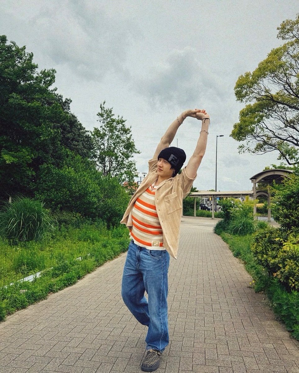 chriutopher's tweet image. random pauses in the middle of the street, city moving but i’m just taking it slow. sometimes the best kind of me-time is just wandering with no destination. 🌿🚶‍♂️

#ChrisGallery