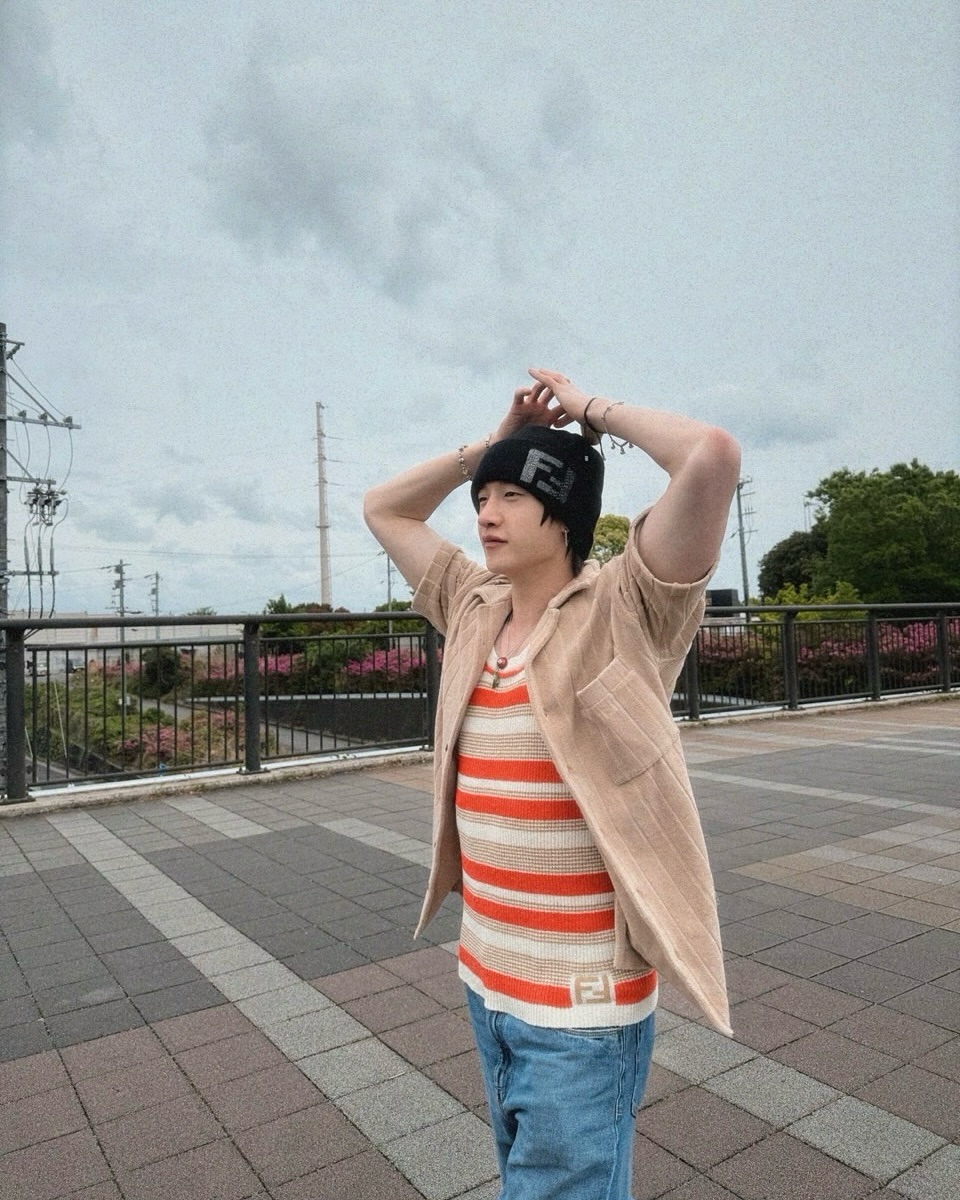 chriutopher's tweet image. random pauses in the middle of the street, city moving but i’m just taking it slow. sometimes the best kind of me-time is just wandering with no destination. 🌿🚶‍♂️

#ChrisGallery