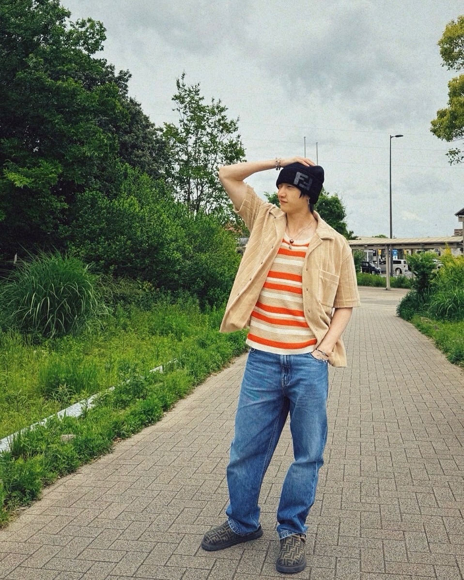 chriutopher's tweet image. random pauses in the middle of the street, city moving but i’m just taking it slow. sometimes the best kind of me-time is just wandering with no destination. 🌿🚶‍♂️

#ChrisGallery