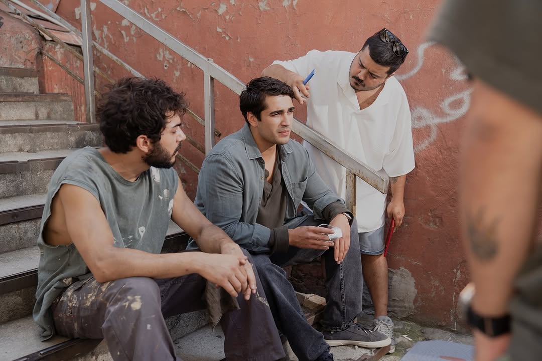 Netflix'in paylaştığı #MetrukAdam kamera arkası fotoğrafları 🎬 #MertRamazanDemir