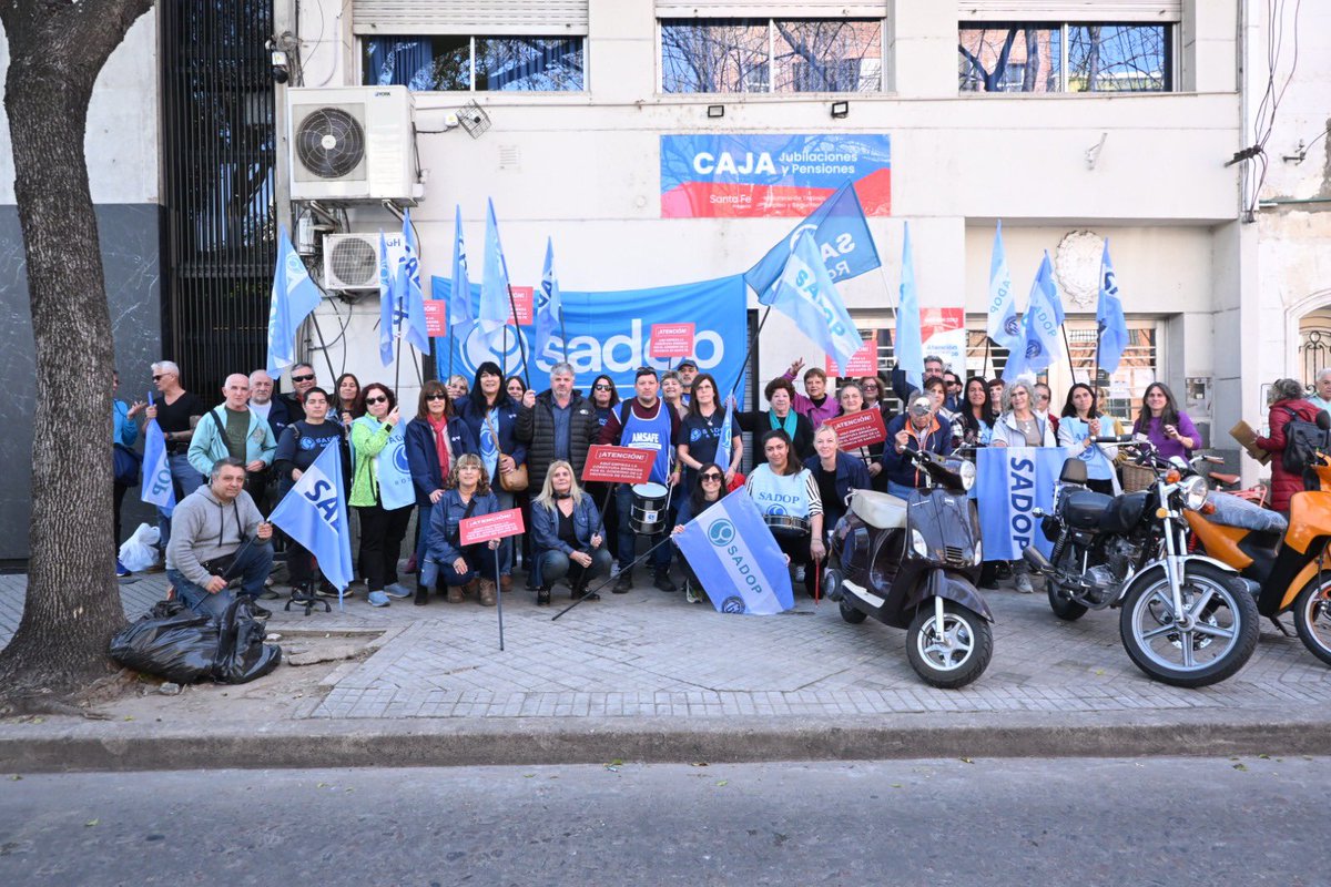 ✊ En una nueva jornada de lucha reafirmamos: la Caja de Jubilaciones y Pensiones es de las y los trabajadores.
La Constitución de la Provincia debe garantizar su protección: intangible, irreductible e intransferible.

💬 Lo decimos bien fuerte: ¡La Caja no se toca!🗣️