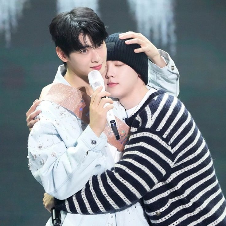 cew_br's tweet image. 📰 [27.08.2025] Sanha, Em entrevista para a Wkorea, ao ser perguntado de onde tirou a maior parte das ideias sobre sua fancon, disse que pediu conselhos a Cha Eunwoo.

Eunwoo disse a ele que a América do Sul pode ser bastante "montanhosa" e "emocionante", que somos "apaixonados"…