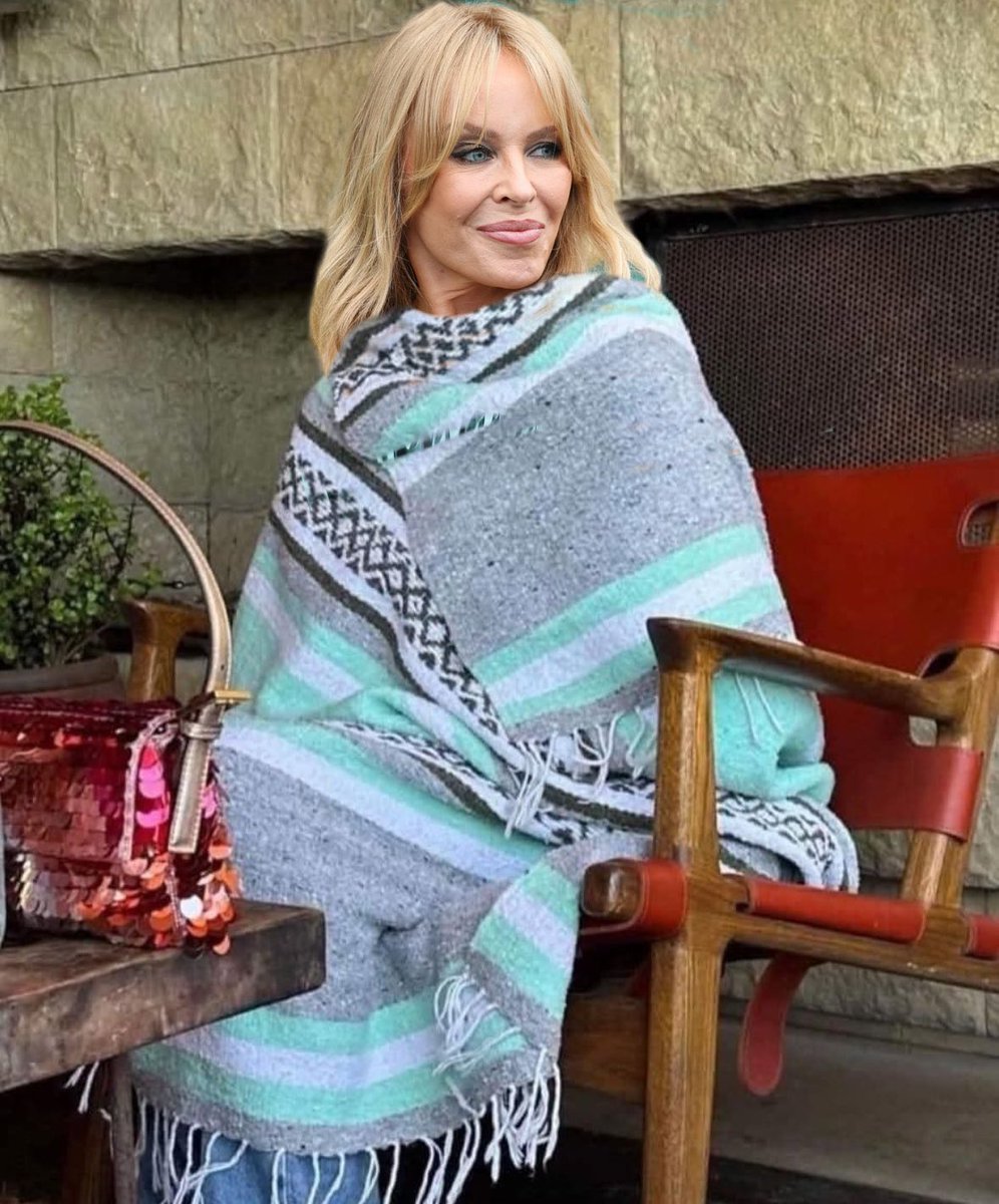 pakosaladote's tweet photo. Kylie Minogue luego de cerrar su gira en México y darse cuenta que los fans mexicanos sí la apreciamos.

Kylie, Hermana, YA ERES MEXICANA! 
#TheTensionTour https://t.co/paX9uIav2n