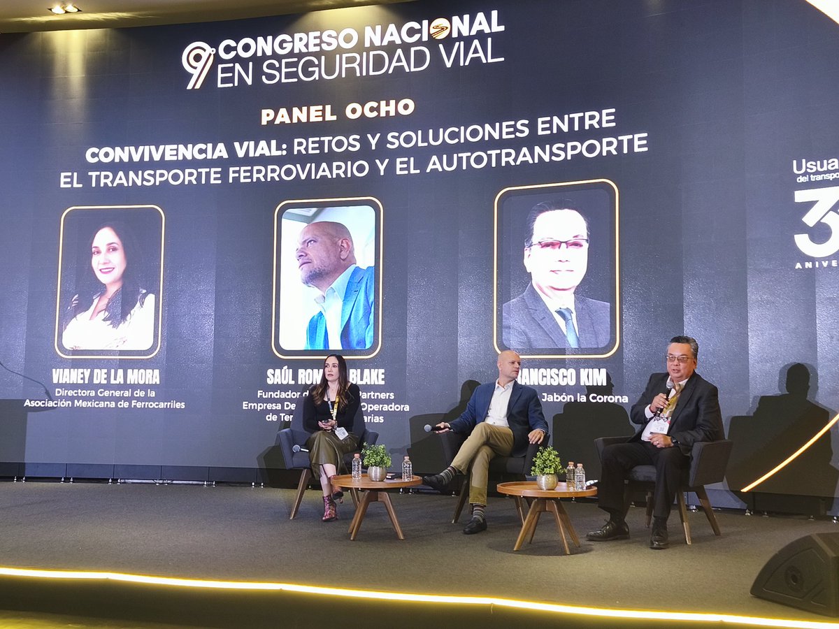 InfoTransportes's tweet photo. 🚂🚛En el último día del 9° #CNSV de la @ANTPMexico, se llevó a cabo el panel “Convivencia Vial: retos y soluciones entre transporte ferroviario y autotransporte”, con la participación de Vianey de la Mora (#AMF), Saúl Romero Blake (#HarbestPartners) y Francisco Kim (#Multimodal) https://t.co/UeLj6xKkAT
