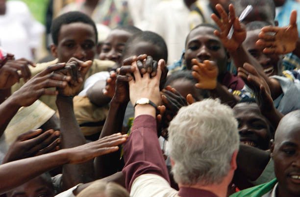 25YearsAgoLive's tweet photo. Tribal leaders in the village of Ushafa, Nigeria present President Clinton with a ceremonial hoe and a traditional local robe. https://t.co/hQ7TLaCUny