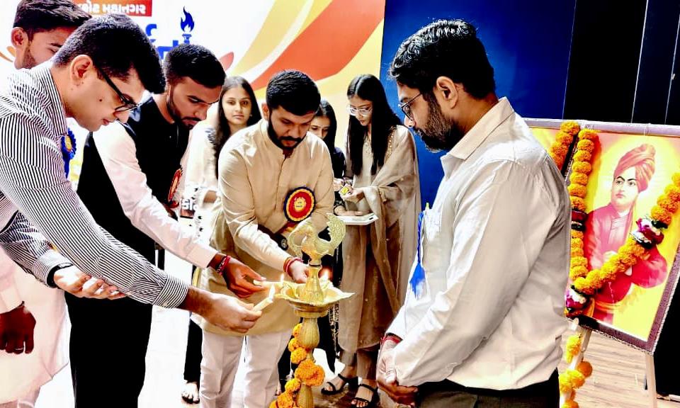 ABVPGujarat's tweet image. #ABVPRajkot મહાનગર દ્વારા &quot;યુવા ગર્જના&quot; મહાનગર પરિષદનું આયોજન કરવામાં આવ્યું અને નૂતન મહાનગર કારોબારી 2025- 26ની ઘોષણા કરવામાં આવી. 

જેમાં પ્રદેશ સહ મંત્રી શિવરાજસિંહ અને દેવાંશભાઈ વિશેષ ઉપસ્થિત રહ્યા.

#ABVPGujarat