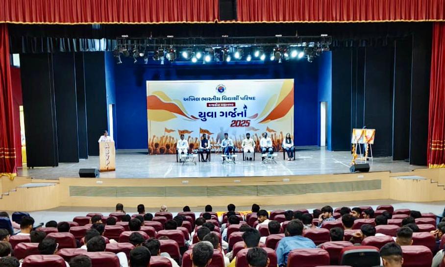 ABVPGujarat's tweet image. #ABVPRajkot મહાનગર દ્વારા &quot;યુવા ગર્જના&quot; મહાનગર પરિષદનું આયોજન કરવામાં આવ્યું અને નૂતન મહાનગર કારોબારી 2025- 26ની ઘોષણા કરવામાં આવી. 

જેમાં પ્રદેશ સહ મંત્રી શિવરાજસિંહ અને દેવાંશભાઈ વિશેષ ઉપસ્થિત રહ્યા.

#ABVPGujarat