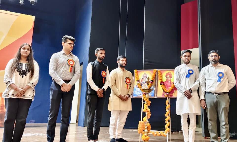 ABVPGujarat's tweet image. #ABVPRajkot મહાનગર દ્વારા &quot;યુવા ગર્જના&quot; મહાનગર પરિષદનું આયોજન કરવામાં આવ્યું અને નૂતન મહાનગર કારોબારી 2025- 26ની ઘોષણા કરવામાં આવી. 

જેમાં પ્રદેશ સહ મંત્રી શિવરાજસિંહ અને દેવાંશભાઈ વિશેષ ઉપસ્થિત રહ્યા.

#ABVPGujarat