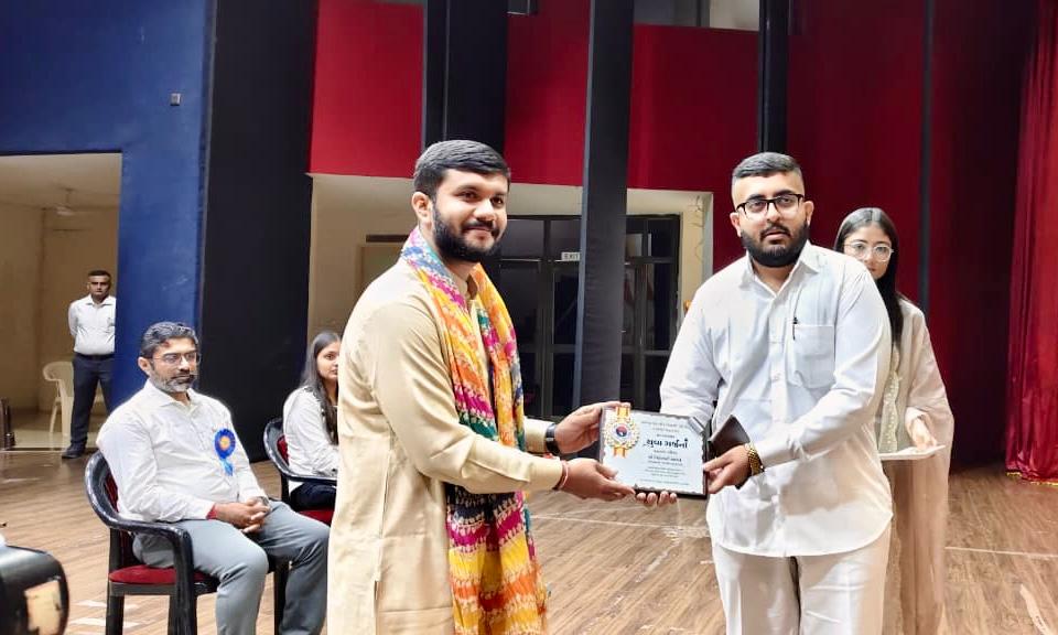 ABVPGujarat's tweet image. #ABVPRajkot મહાનગર દ્વારા &quot;યુવા ગર્જના&quot; મહાનગર પરિષદનું આયોજન કરવામાં આવ્યું અને નૂતન મહાનગર કારોબારી 2025- 26ની ઘોષણા કરવામાં આવી. 

જેમાં પ્રદેશ સહ મંત્રી શિવરાજસિંહ અને દેવાંશભાઈ વિશેષ ઉપસ્થિત રહ્યા.

#ABVPGujarat