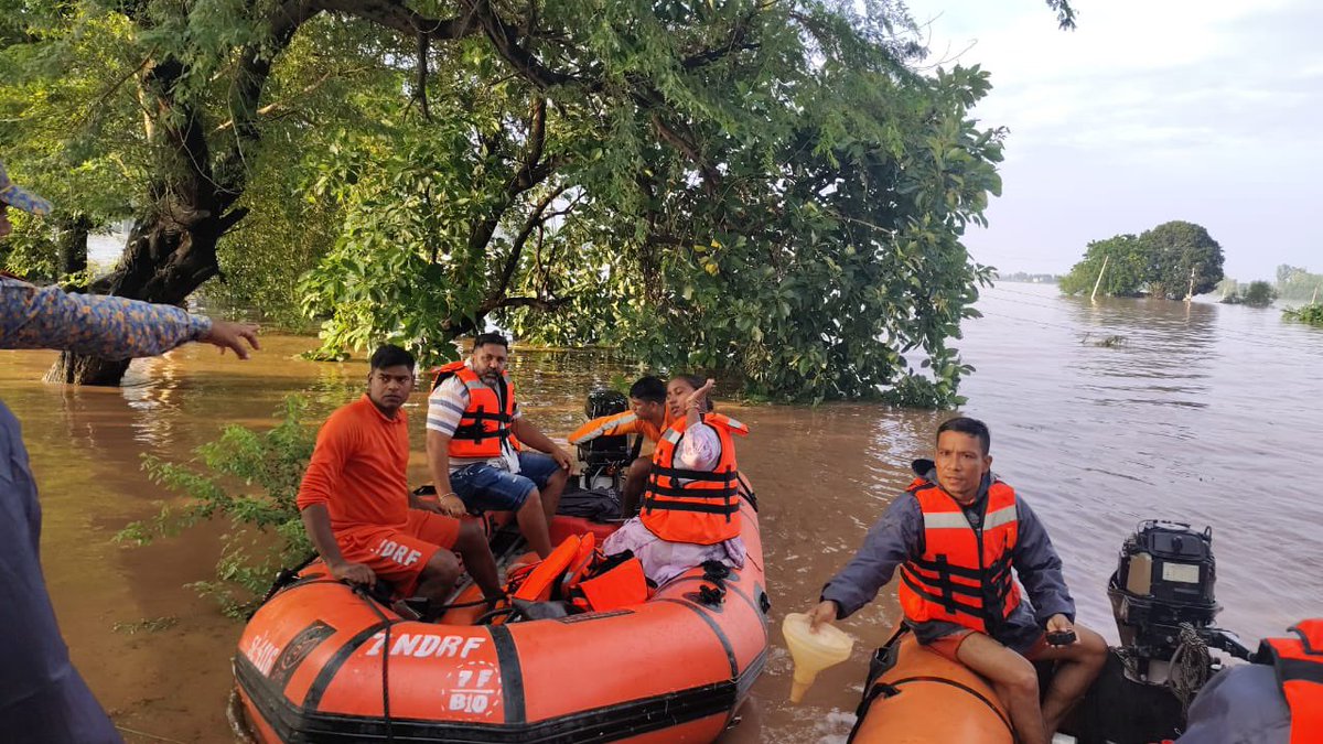 Deputy Commissioner Amritsar (@dc_amritsar) on Twitter photo Today led the relief operations along with officials and NDRF teams to deal with the situation caused by the flow of the Ravi in the Ajnala. The affected villages are being evacuated, and our teams are working round the clock to ensure a smooth response.
<a href="/PbGovtIndia/">Government of Punjab</a> Today led the relief operations along with officials and NDRF teams to deal with the situation caused by the flow of the Ravi in the Ajnala. The affected villages are being evacuated, and our teams are working round the clock to ensure a smooth response.
<a href="/PbGovtIndia/">Government of Punjab</a>