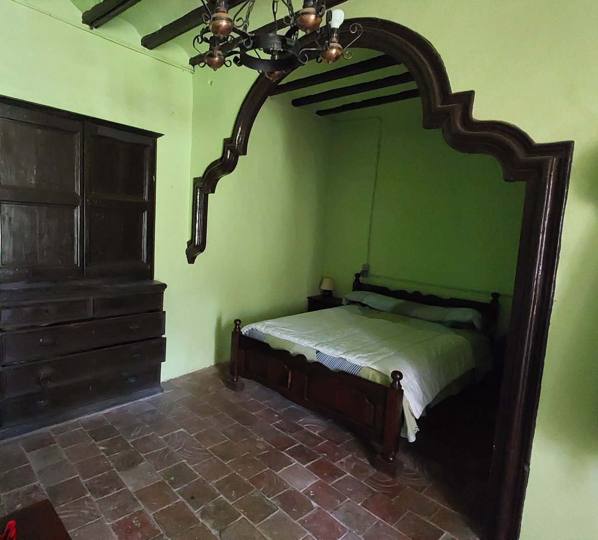 En esta pairalia tostemps saben darme la cambra que'm pertoca per dichnitat, rango, mèriths y canongia.