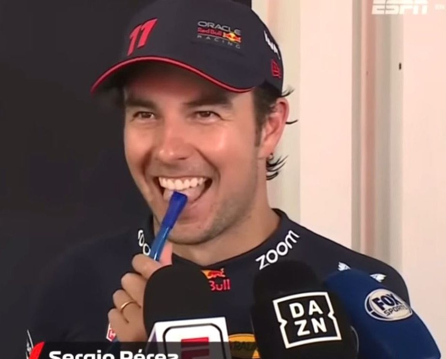 Memo: ¿Te sorprendió lo mucho que han batallado los otros pilotos del otro auto de Red Bull?

Checo: No, no me sorprendió. Yo sabía que esto iba a pasar. 

DIVA 💋