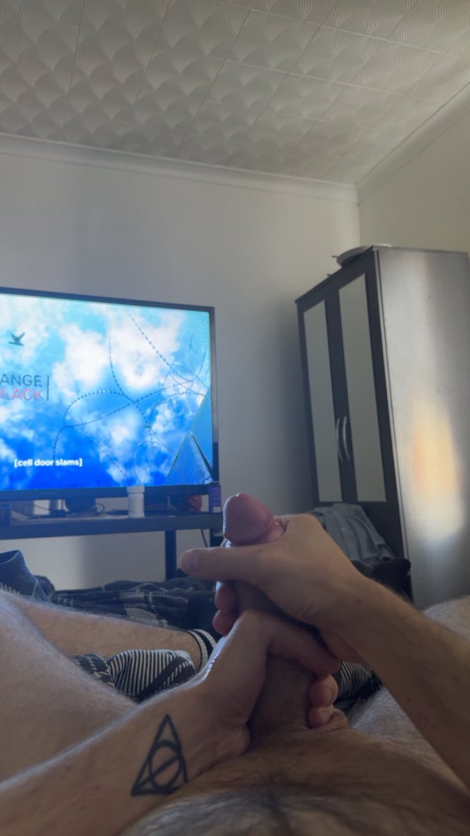 Does it look better in one hand or 2?