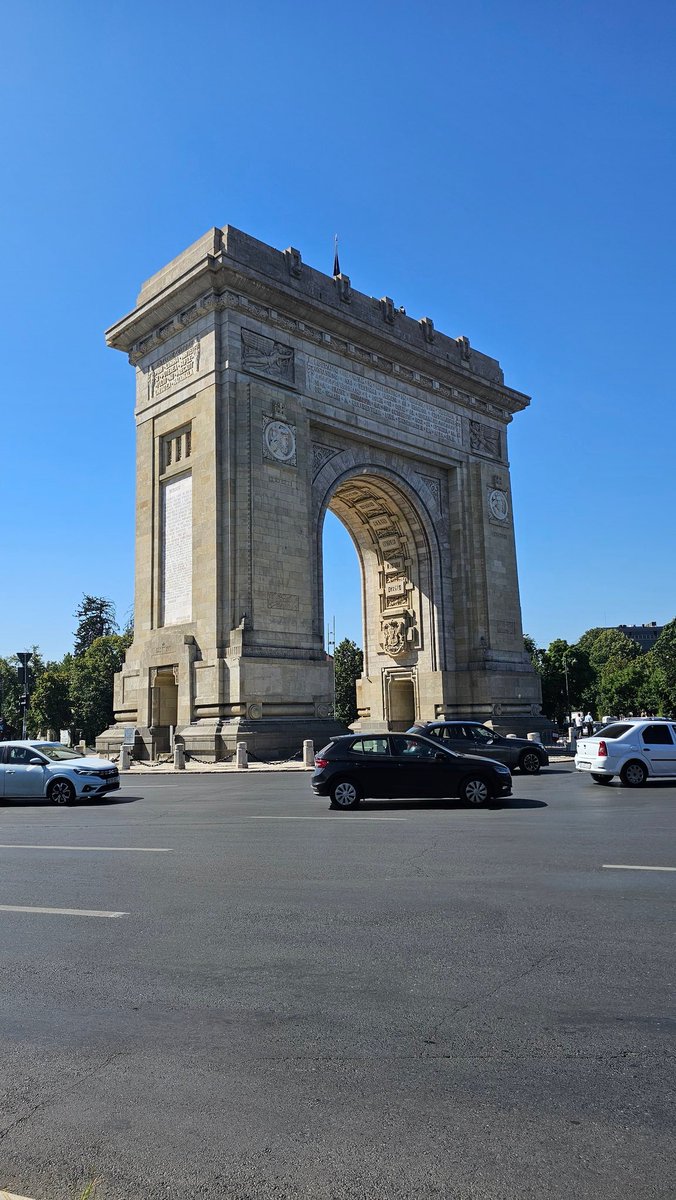 DekyrCH's tweet photo. Let's go with part 3...

Just some pictures of bukarest

#railfox https://t.co/aPt5P7ySMM