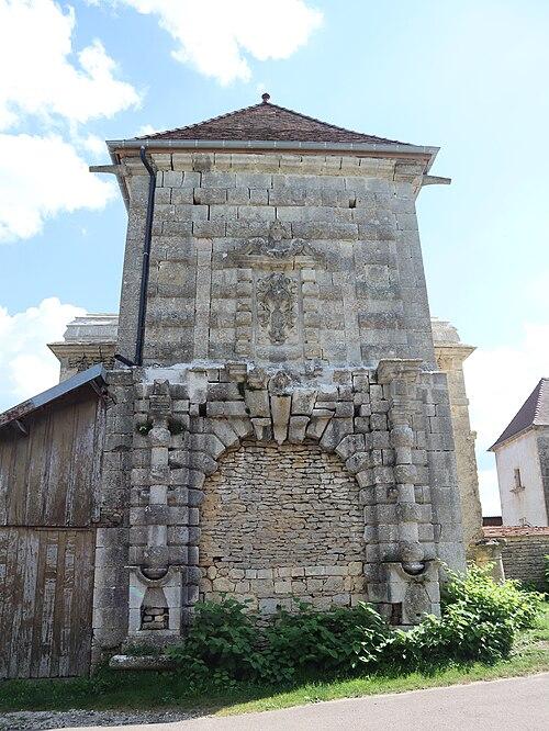 Château de Bouzot à #BouxsousSalmaise (#CôteDOr) Construction XVIe siècle. Façades et toitures de l'ancien pavillon d'entrée y compris le portail (cad. D 588) : inscription par arrêté du 25 juin 1970.
Suite 👉 monumentum.fr/monument-histo…
#Patrimoine #MonumentHistorique