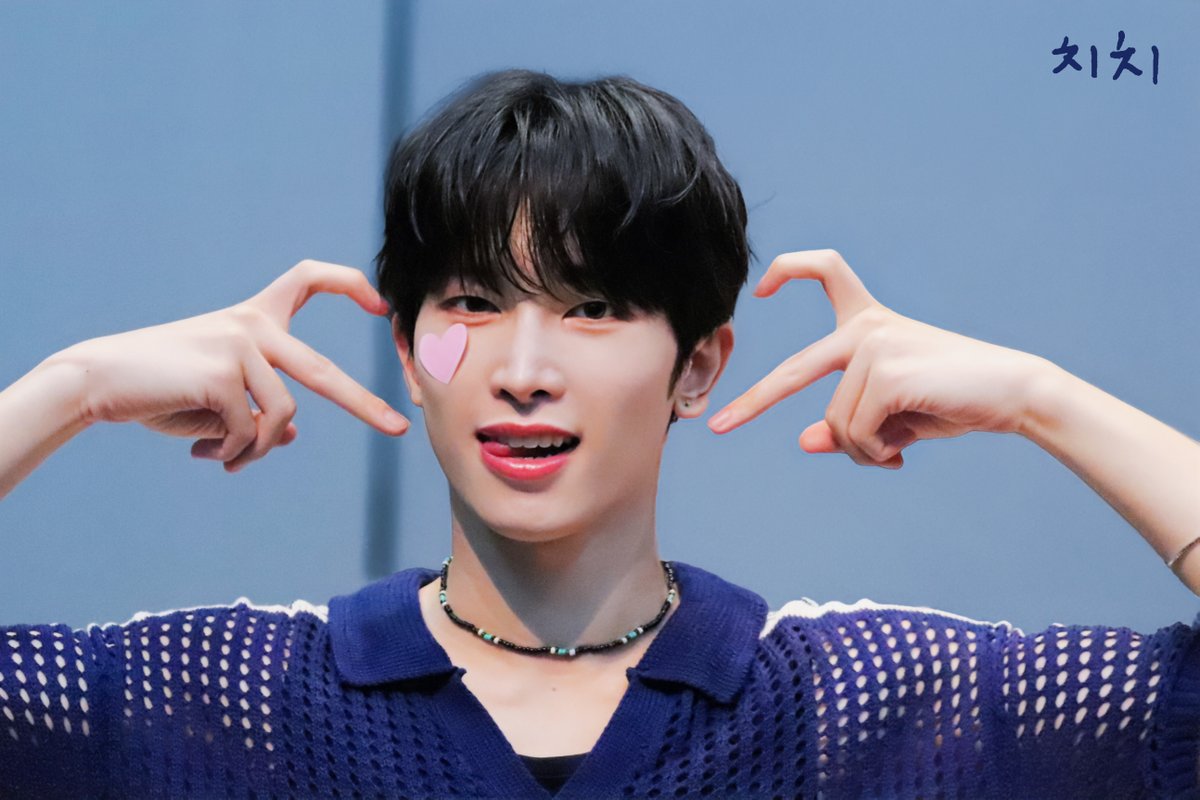 250710 윤동연

스티커 하나 줬을뿐인데
포즈 오백만게 해주는 아이도루
어케 안이뻐함❤︎⁄⁄꒰* ॢꈍ◡ꈍ ॢ꒱.*˚‧

 #POW #POW_GRID #파우 #동연 #윤동연 #パウ #ドンヨン