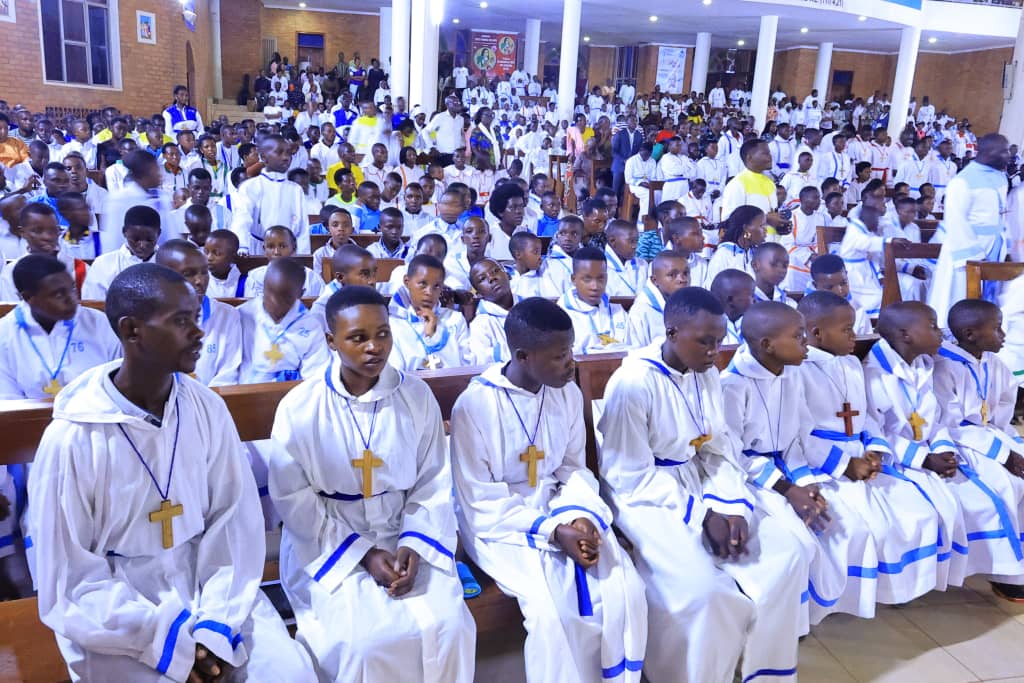 Pacis Tv Rwanda (@pacis_tv) on Twitter photo #PacisTv, Mu Nyigisho ya Nyiricyubahiro Mgr Musengamana Papias aratuma urubyiuko kuba ababibyi b'Amahoro. Ati"Ni mugende mukomeze kuba imbuto z'amahoro iwanyu mu miryango muturukamo,aho mugenda hose bamenye ko mwamenye Yezu Kristu kandi mukamukurikira".<a href="/ArchKigali/">Archdiocese Of Kigali</a> <a href="/KabgayiOf/">Diocese of Kabgayi</a> #PacisTv, Mu Nyigisho ya Nyiricyubahiro Mgr Musengamana Papias aratuma urubyiuko kuba ababibyi b'Amahoro. Ati"Ni mugende mukomeze kuba imbuto z'amahoro iwanyu mu miryango muturukamo,aho mugenda hose bamenye ko mwamenye Yezu Kristu kandi mukamukurikira".<a href="/ArchKigali/">Archdiocese Of Kigali</a> <a href="/KabgayiOf/">Diocese of Kabgayi</a>
