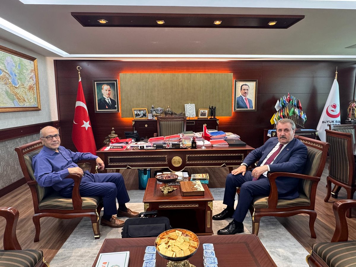 Kadim dostum, BBP Genel Başkanı Sn. Mustafa Destici’yi ziyaret ederek son çıkan belgesel romanlarımızı hediye ettim. Azerbaycan-Türkiye münasebetleri üstüne verimli bir sohbet gerçekleştirdik. Misafirperverliği için kendisine can-ı gönülden teşekkür ederim.
<a href="/Mustafa_Destici/">Mustafa Destici</a>